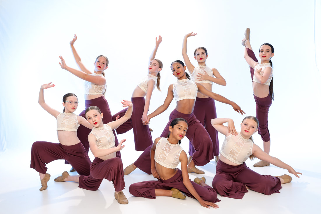 Final Pose Young People Dancing Performance Stock Photo 1059833765 |  Shutterstock